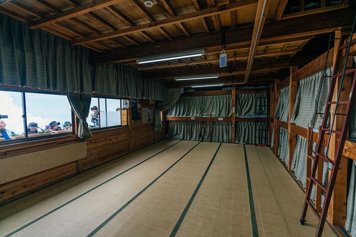 alt 住的就是这种大通铺，贵得一批